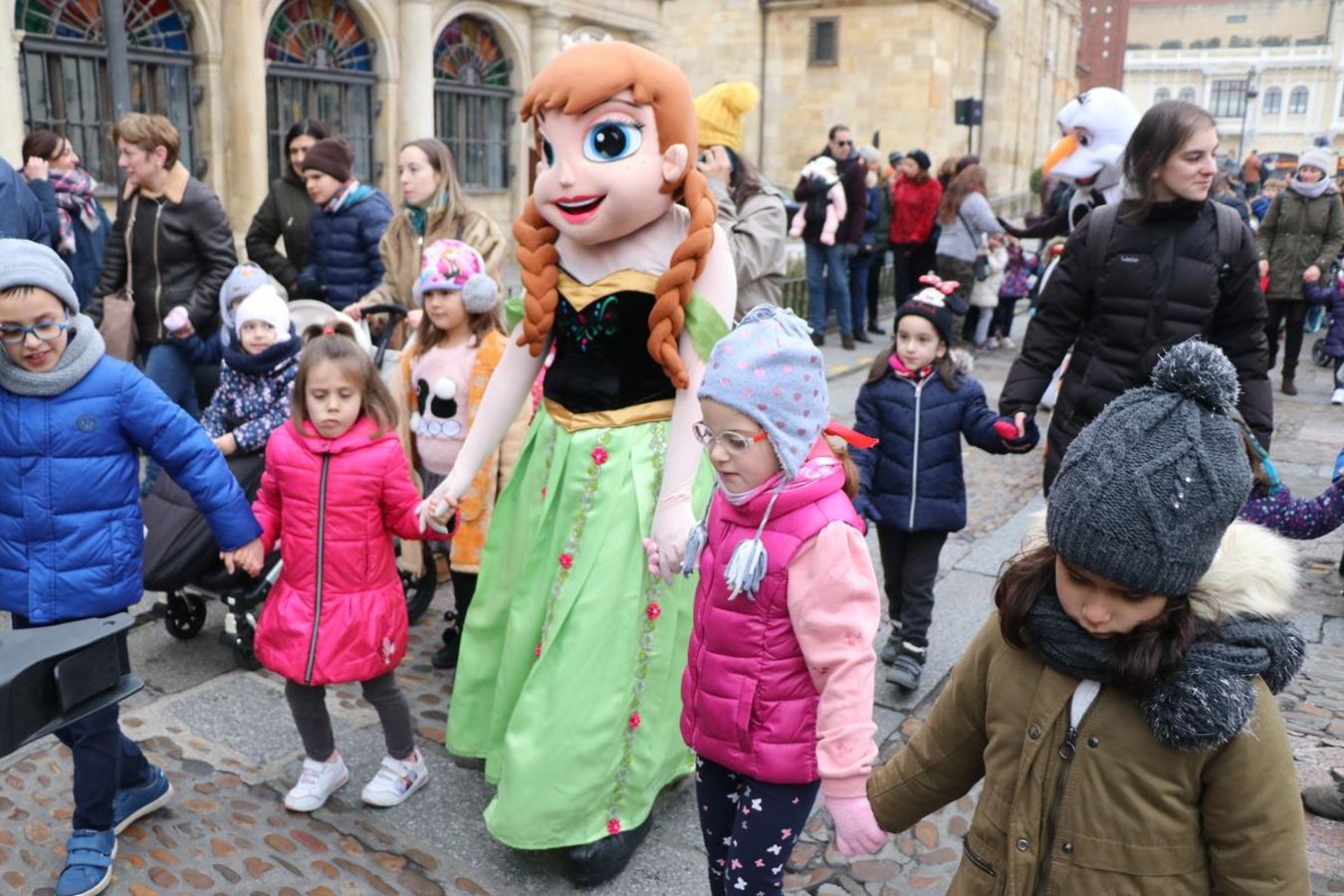 Los personajes de Frozen desfilan por las calles de la capital.