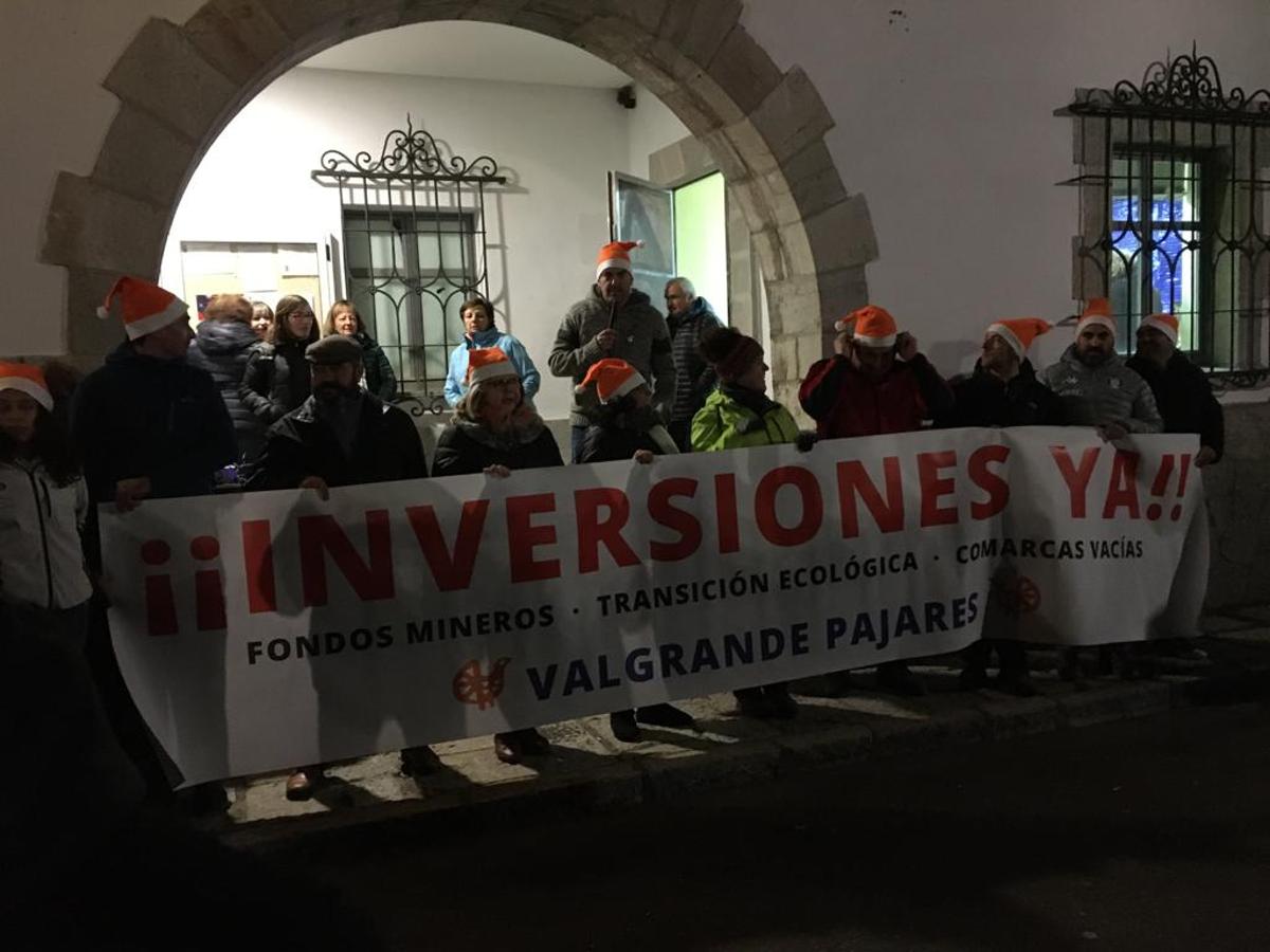 Fotos: Manifestación en Villamanín por el «abandono» de Valgrande-Pajares