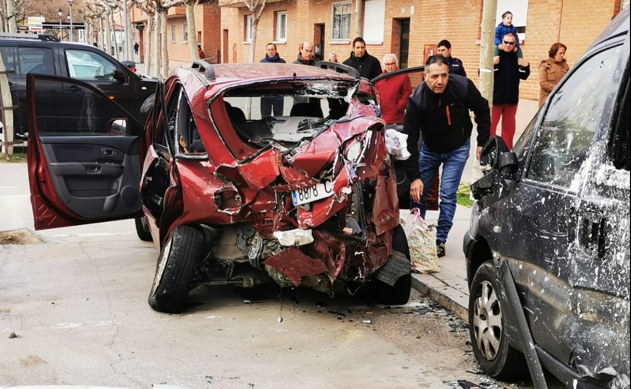 Golpea una señal de tráfico, pierde el control de su turismo y destroza ocho vehículos estacionados en Tordesillas