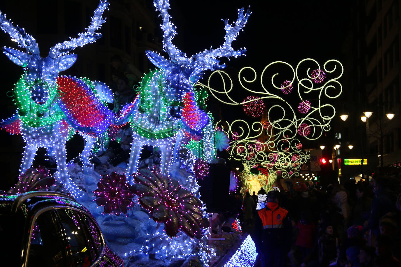 Miles de personas acuden al recorrido de la Cabalgata de los Reyes Magos por las calles de León capital.