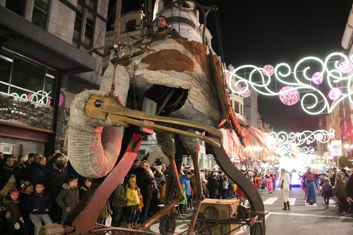 Miles de personas acuden al recorrido de la Cabalgata de los Reyes Magos por las calles de León capital.