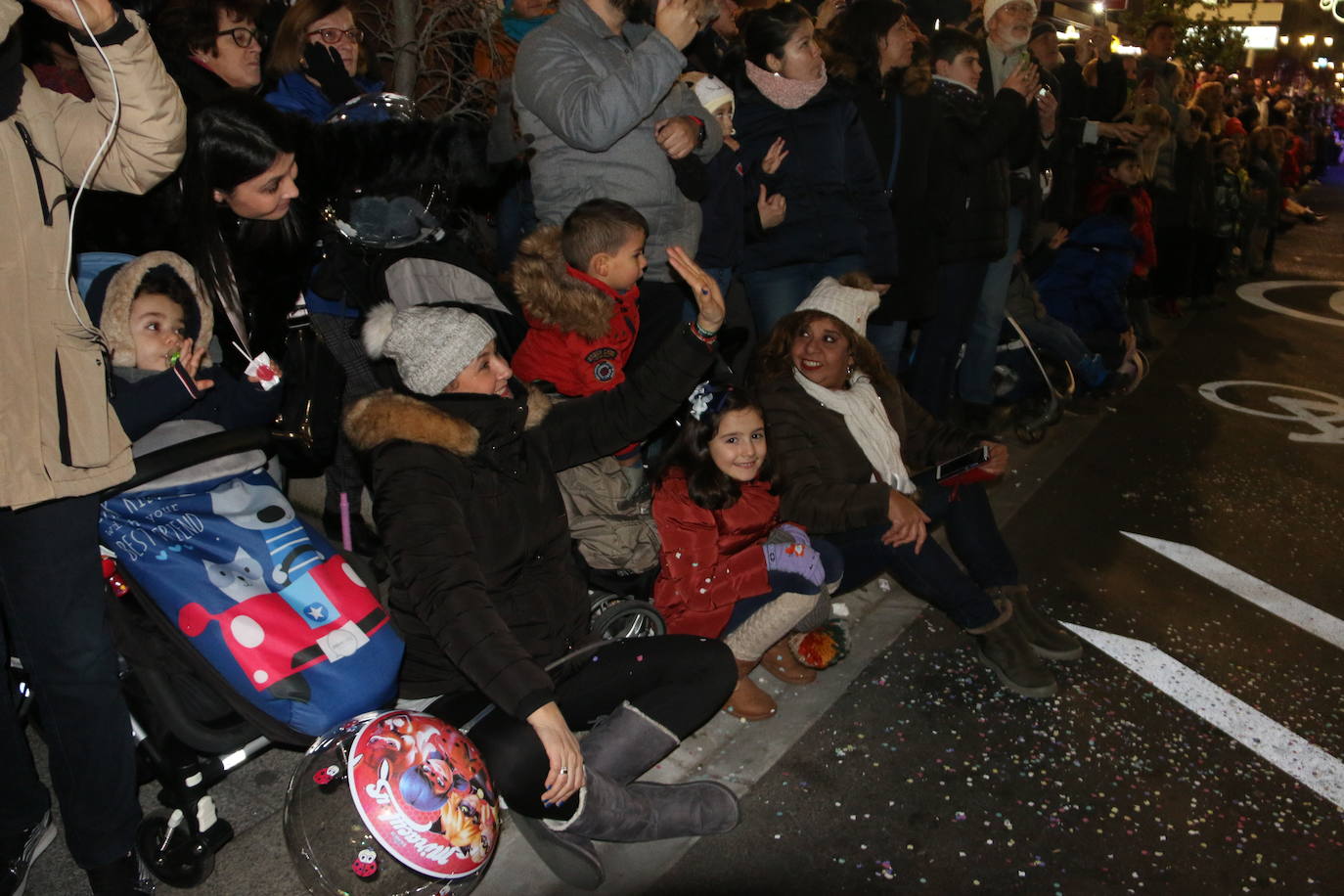 Miles de personas acuden al recorrido de la Cabalgata de los Reyes Magos por las calles de León capital.