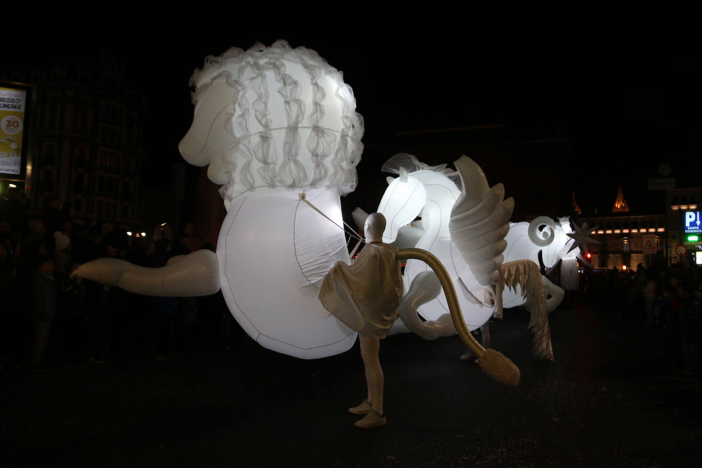 Miles de personas acuden al recorrido de la Cabalgata de los Reyes Magos por las calles de León capital.