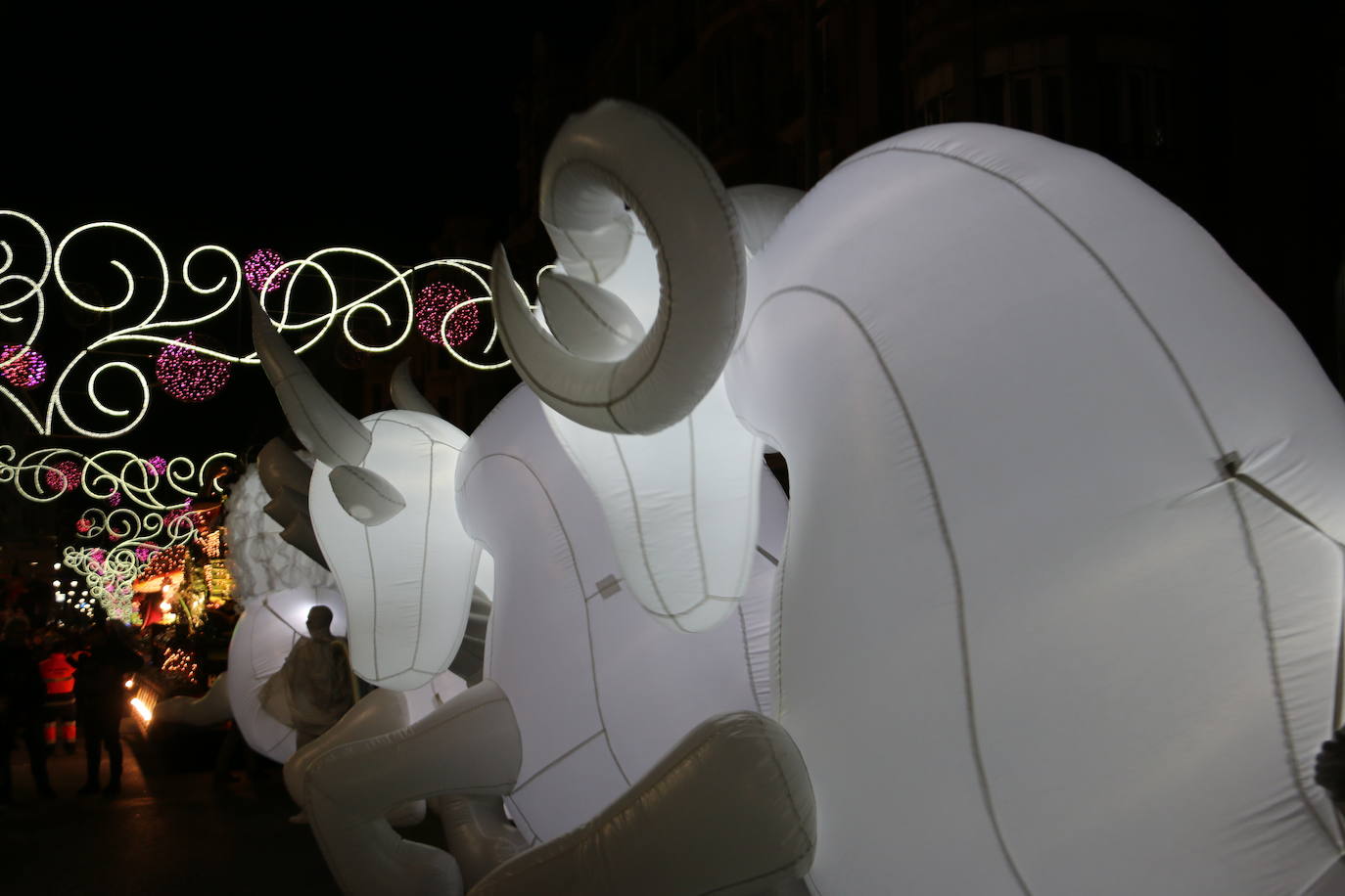 Miles de personas acuden al recorrido de la Cabalgata de los Reyes Magos por las calles de León capital.