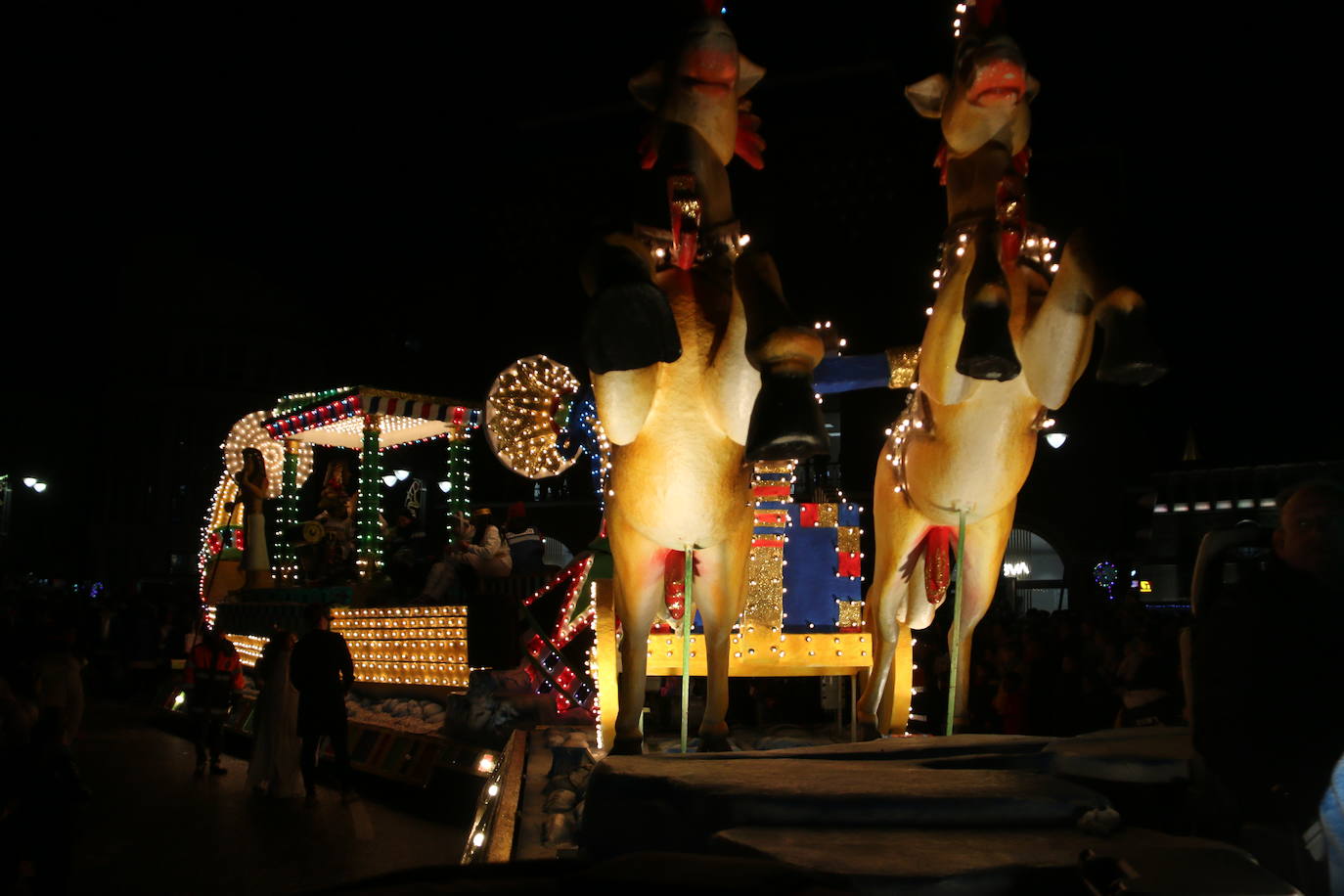 Miles de personas acuden al recorrido de la Cabalgata de los Reyes Magos por las calles de León capital.