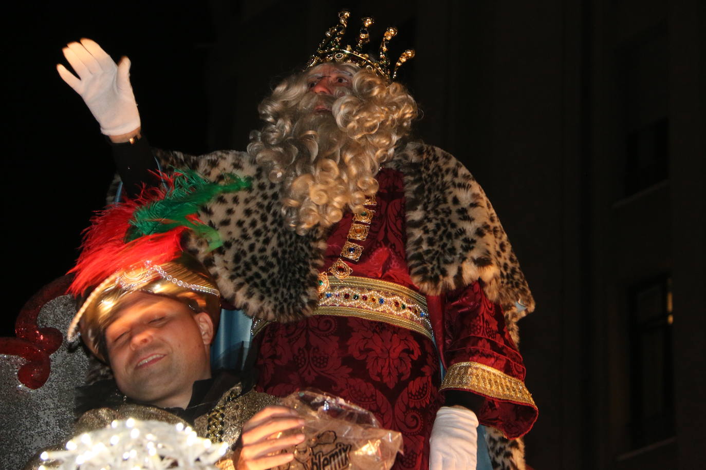 Miles de personas acuden al recorrido de la Cabalgata de los Reyes Magos por las calles de León capital.