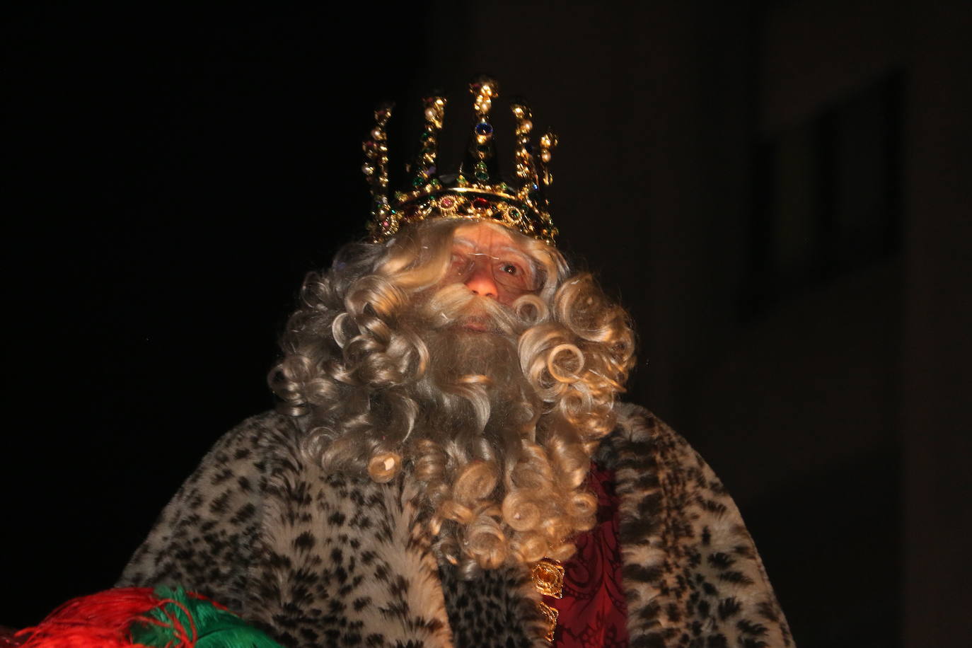 Miles de personas acuden al recorrido de la Cabalgata de los Reyes Magos por las calles de León capital.