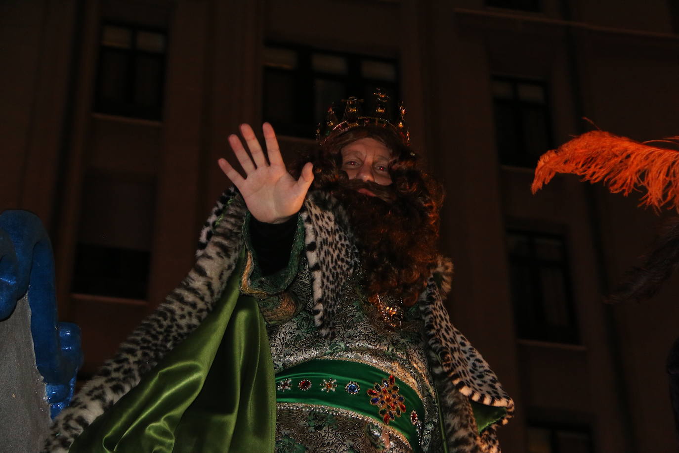 Miles de personas acuden al recorrido de la Cabalgata de los Reyes Magos por las calles de León capital.