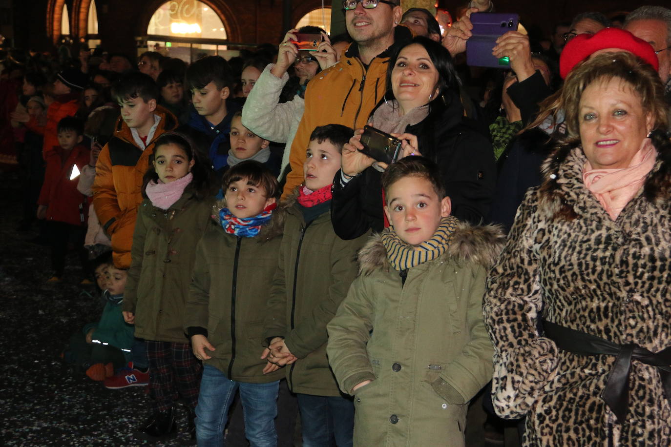 Miles de personas acuden al recorrido de la Cabalgata de los Reyes Magos por las calles de León capital.