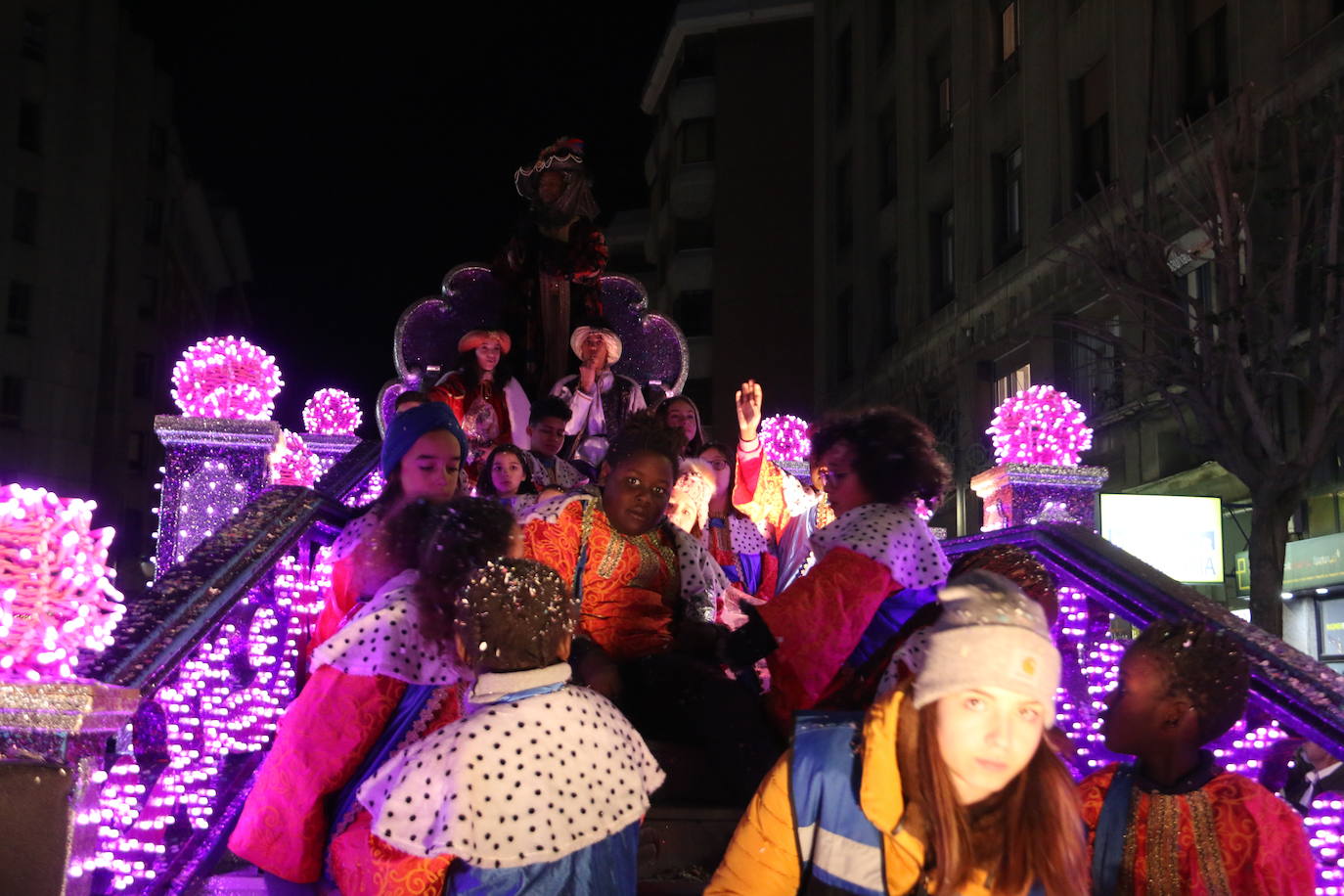 Miles de personas acuden al recorrido de la Cabalgata de los Reyes Magos por las calles de León capital.