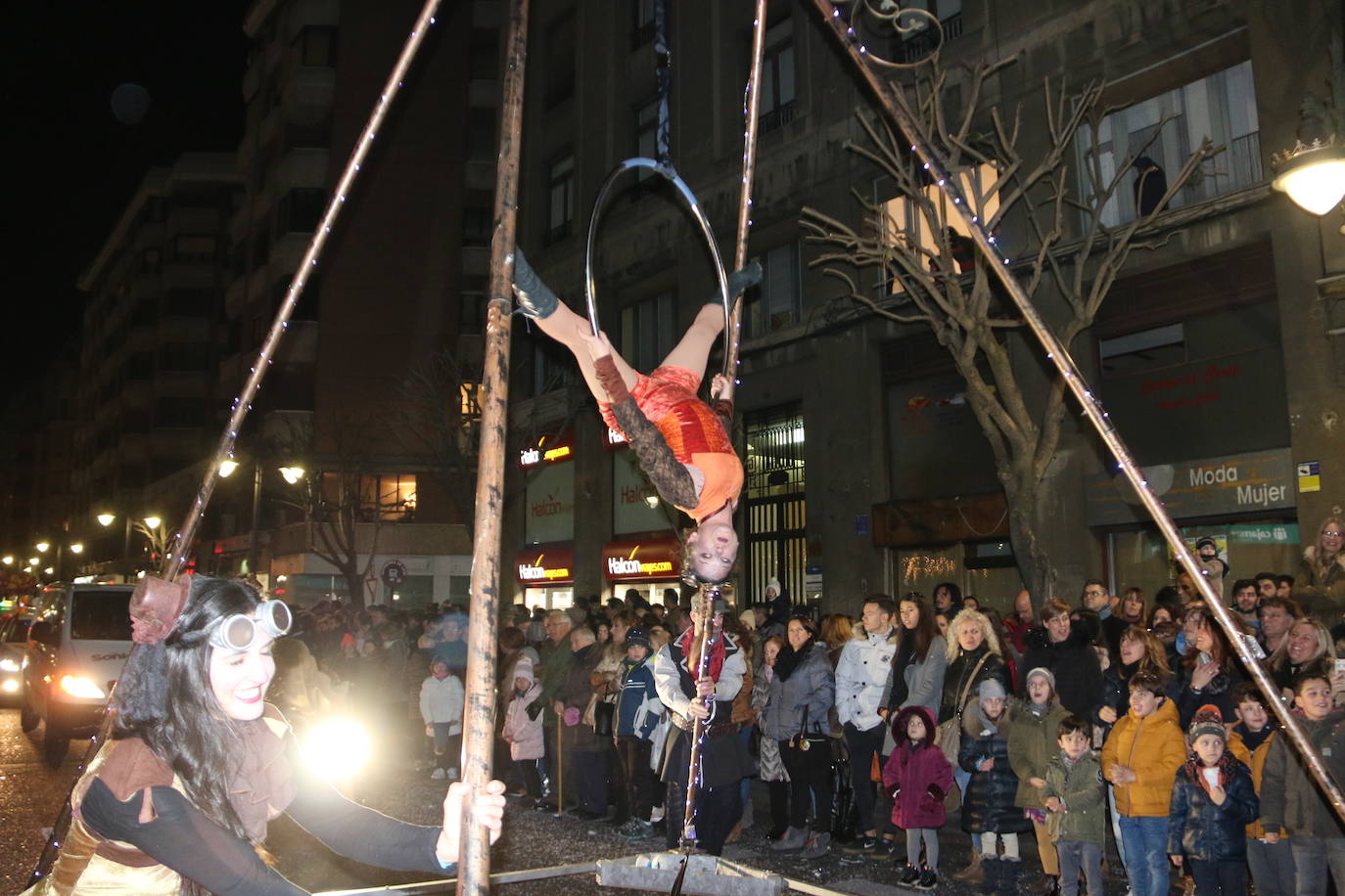 Miles de personas acuden al recorrido de la Cabalgata de los Reyes Magos por las calles de León capital.