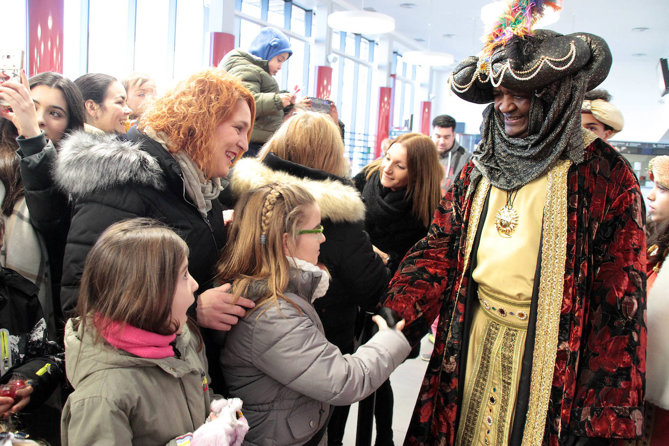 El viaje no era menor y por eso han llegado con retraso sobre su hora prevista. A las 11.15 horas y llegados directamente desde Oriente, los Reyes Magos han pisado León para ser recibidos por una legión de niños emocionados por encontrarse con ellos un año más.