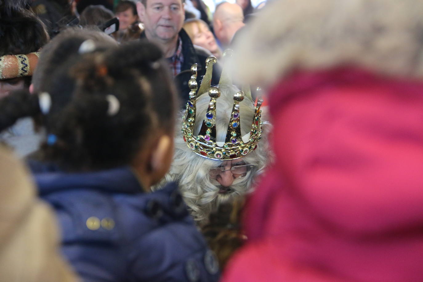 El viaje no era menor y por eso han llegado con retraso sobre su hora prevista. A las 11.15 horas y llegados directamente desde Oriente, los Reyes Magos han pisado León para ser recibidos por una legión de niños emocionados por encontrarse con ellos un año más.