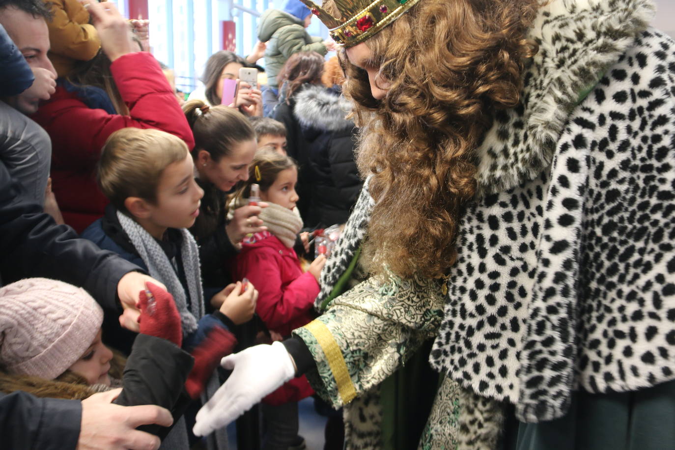 El viaje no era menor y por eso han llegado con retraso sobre su hora prevista. A las 11.15 horas y llegados directamente desde Oriente, los Reyes Magos han pisado León para ser recibidos por una legión de niños emocionados por encontrarse con ellos un año más.