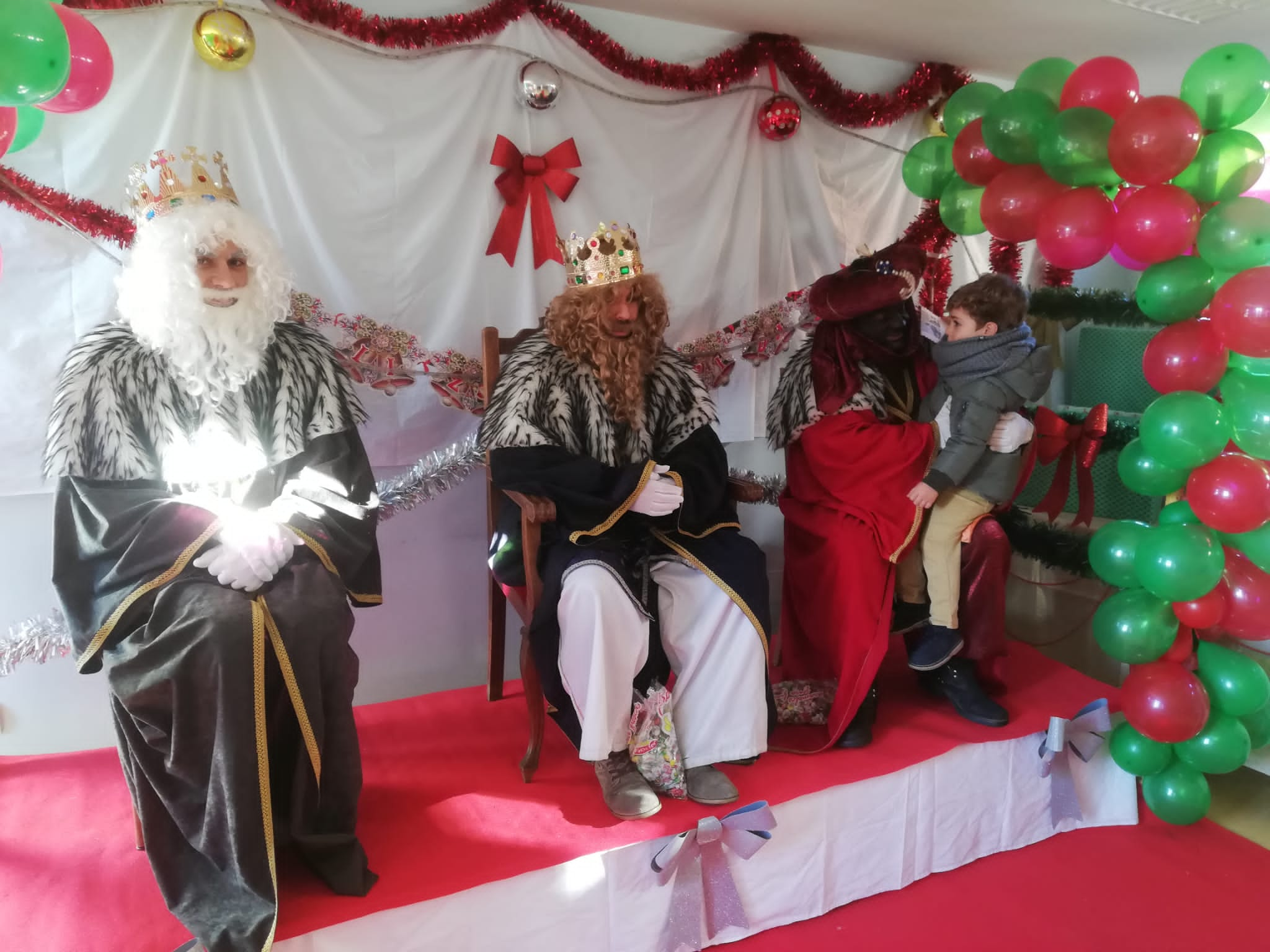 Los Reyes Magos se han dirigido al pabellón Camino de Santiago, donde han concluido su estancia en San Andrés con una fiesta con hinchables.