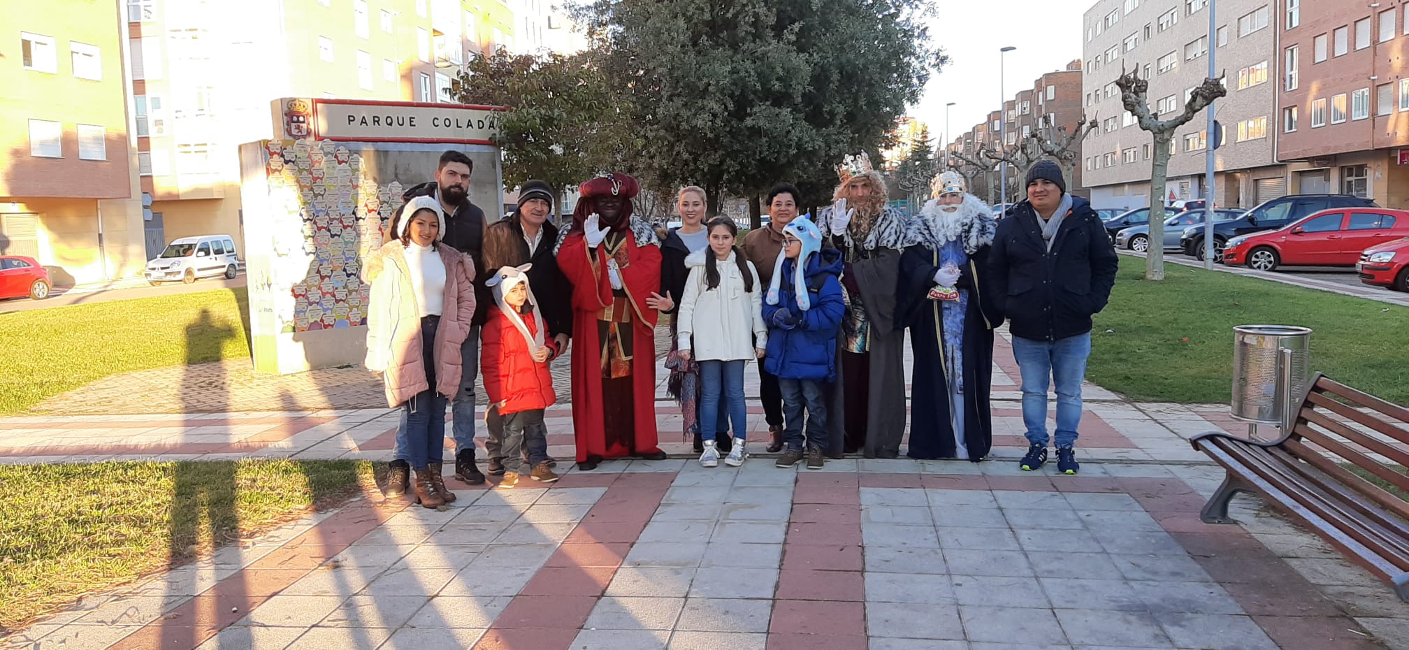 Los Reyes Magos se han dirigido al pabellón Camino de Santiago, donde han concluido su estancia en San Andrés con una fiesta con hinchables.