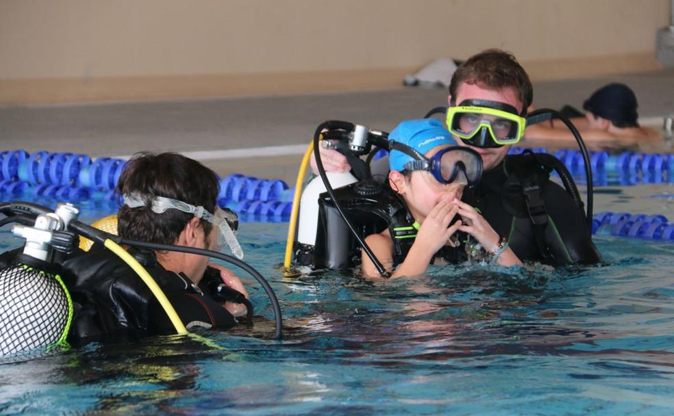 Dos buzos enseñando las técnicas de buceo.