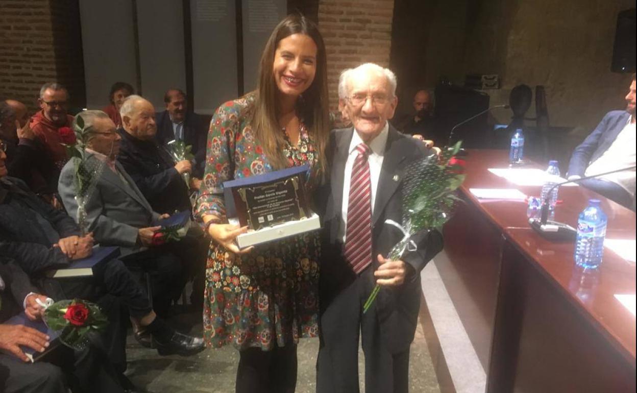 Froilán García junto a la secretaria de organización del PSL Nuria Rubio durante un homenaje en 2018.