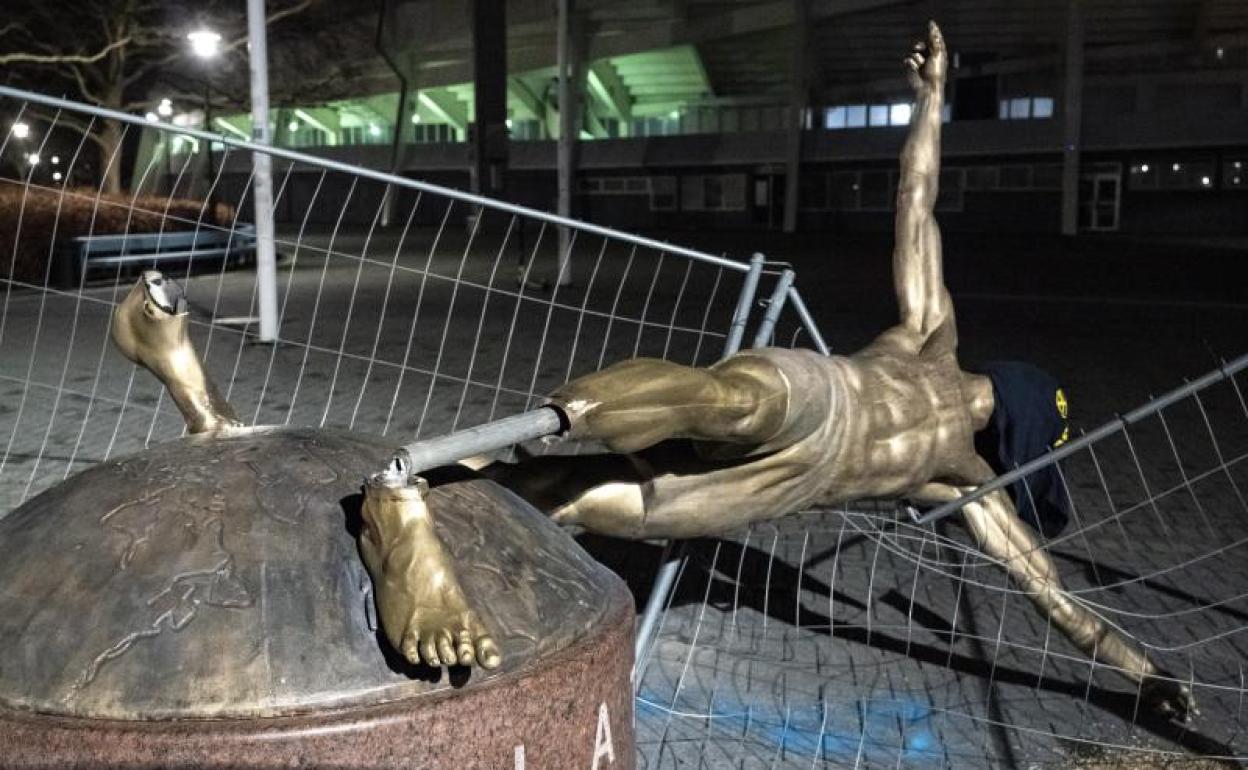 La estatua de Zlatan Ibrahimovic, destrozada en Malmoe. 