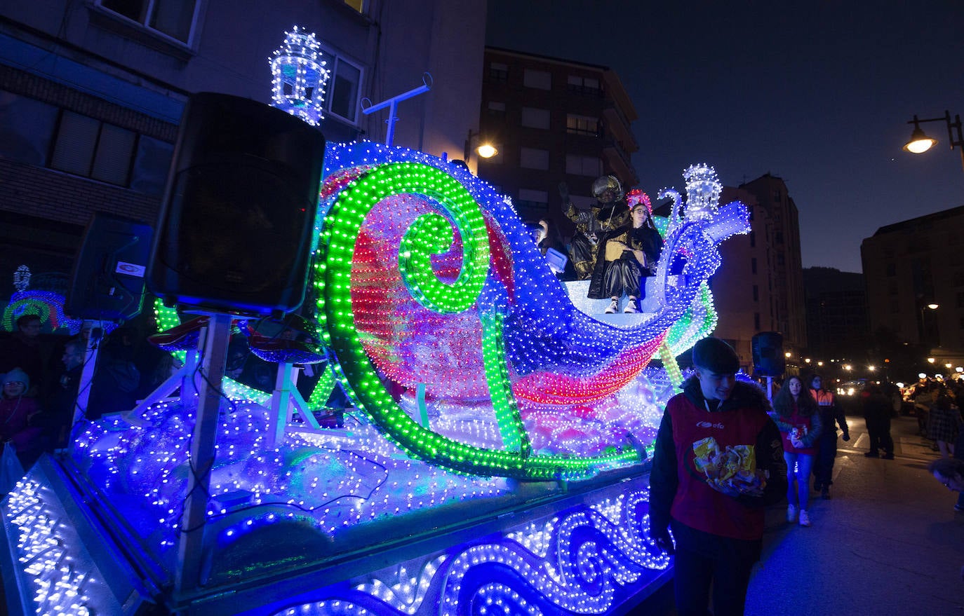 Sus Majestades llegan a la capital berciana en una gran cabalgata de luces