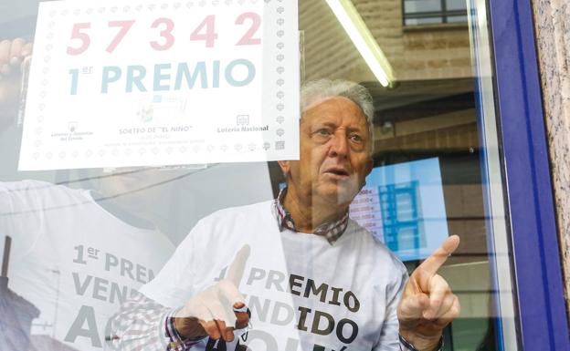 Galería. El lotero celebra el premio.