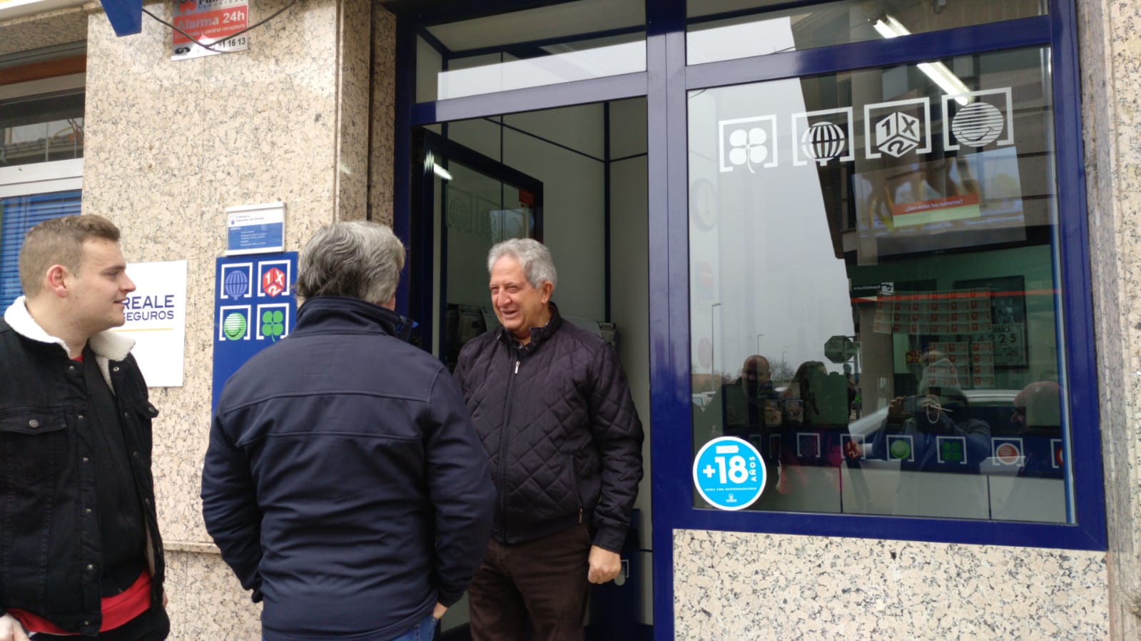 La localidad de Veguellina de Órbigo ha sido agraciada con dos millones de euros con el primer premio de 'El Niño'. La administración de Tomás Fernández ha sido la encargada de repartir el premio.