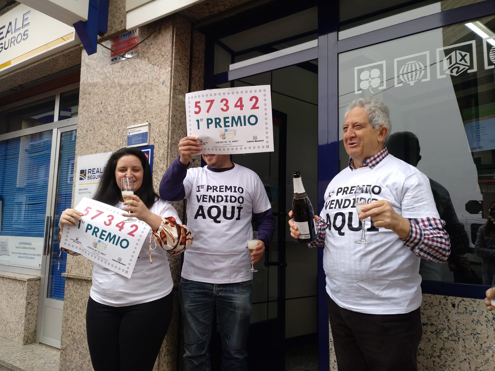 La localidad de Veguellina de Órbigo ha sido agraciada con dos millones de euros con el primer premio de 'El Niño'. La administración de Tomás Fernández ha sido la encargada de repartir el premio.