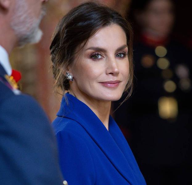 El recogido 'messy' de Letizia, el peinado de invitada perfecto