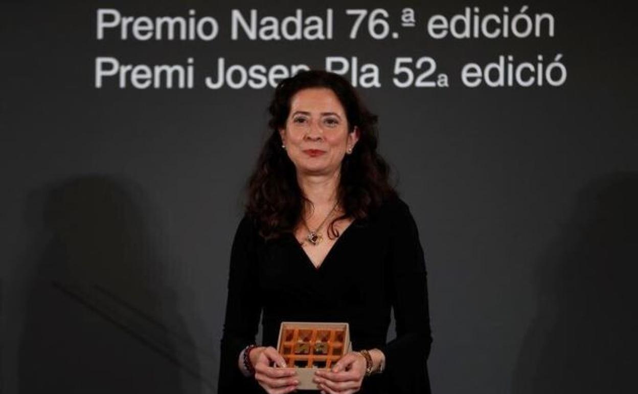 Ana Merino recibiendo el Premio Nadal. 