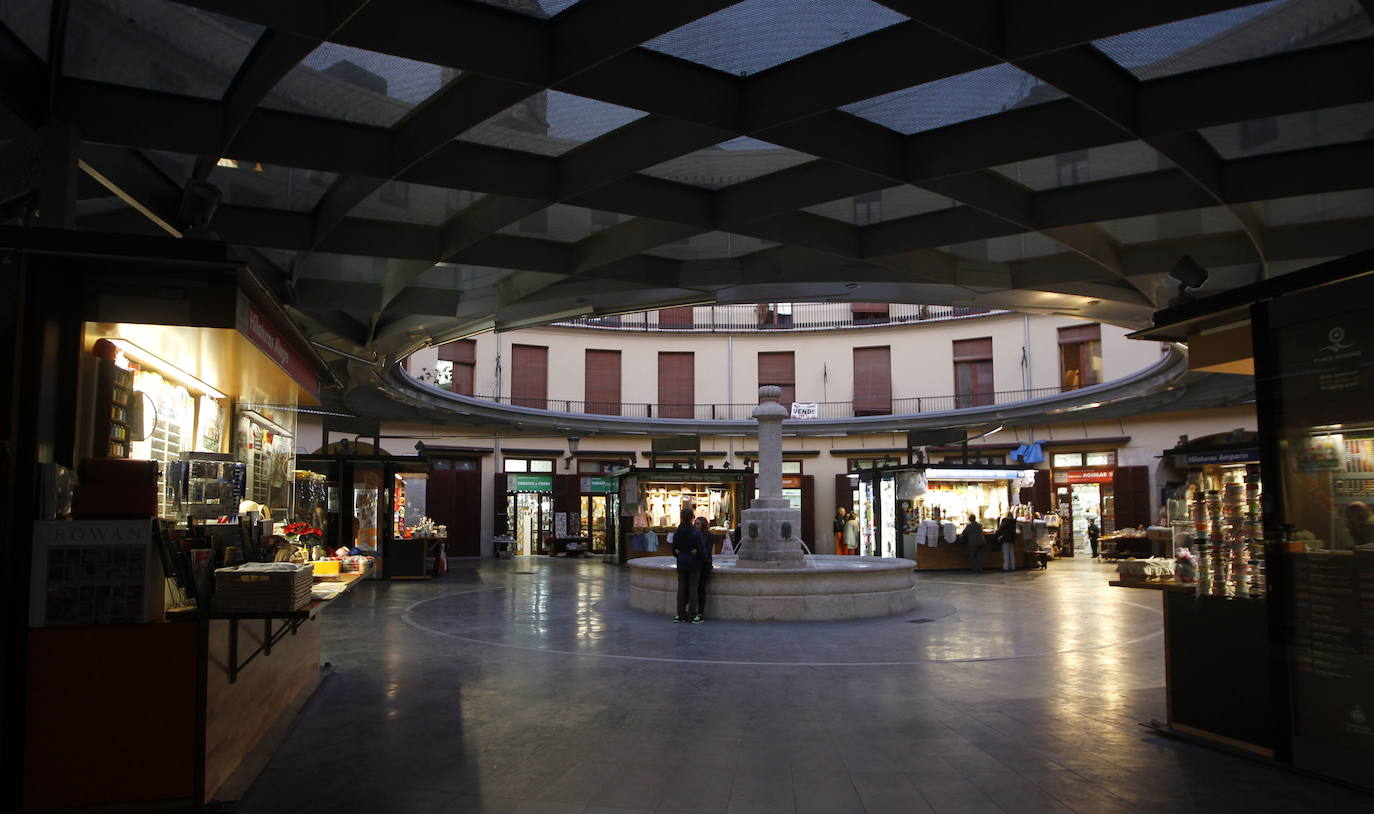 Plaza Redonda (Valencia) | Es una plaza interior de planta circular y desde su origen los bajos de las viviendas y los puestos del anillo interior han acogido pequeños comercios dedicados a la venta de objetos domésticos y comestibles. Situada en el centro de la ciudad, es uno de los lugares más visitados por los turistas.