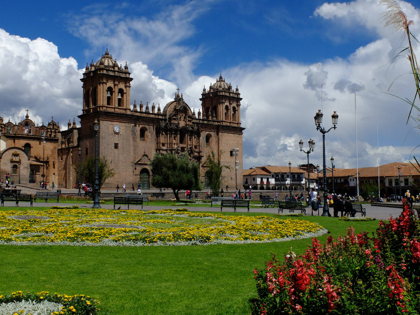 Plaza de Armas (Cuzco, Perú) | Está bañada de templos religiosos mayúsculos como la catedral o la magistral fachada de los jesuítas. 