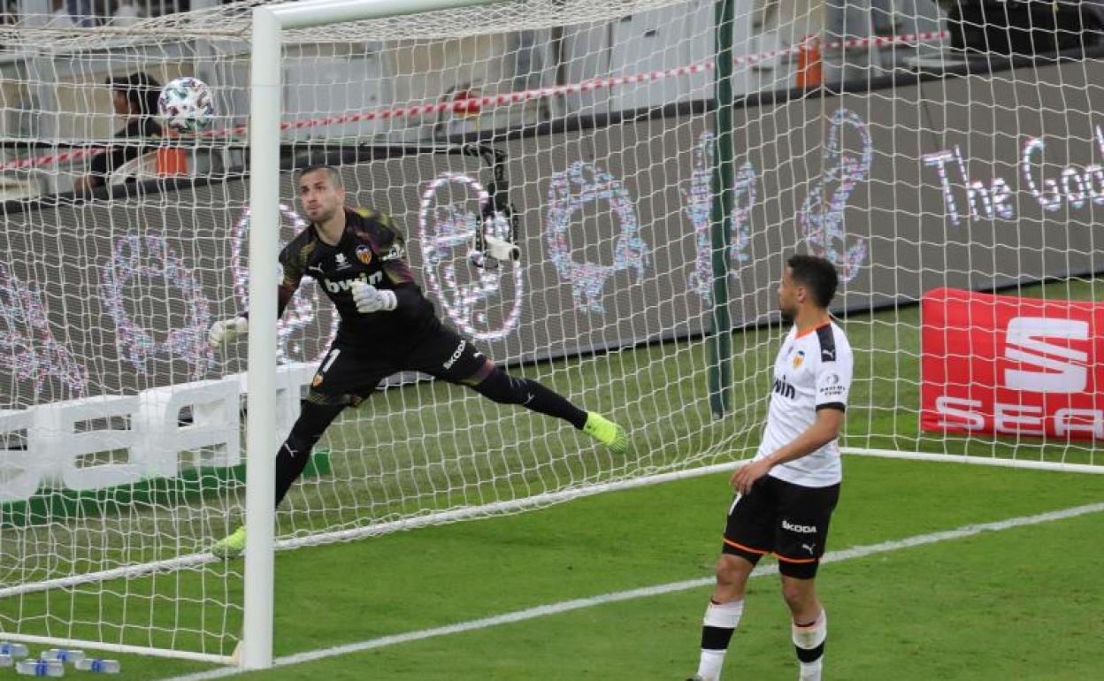 Jaume Doménech ve cómo el balón lanzado por Kroos desde el córner se cuela en su portería. 