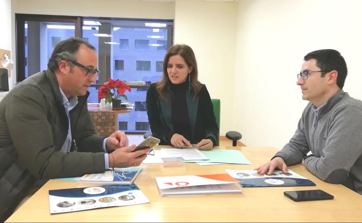 Un instante de la reunión mantenida este viernes.