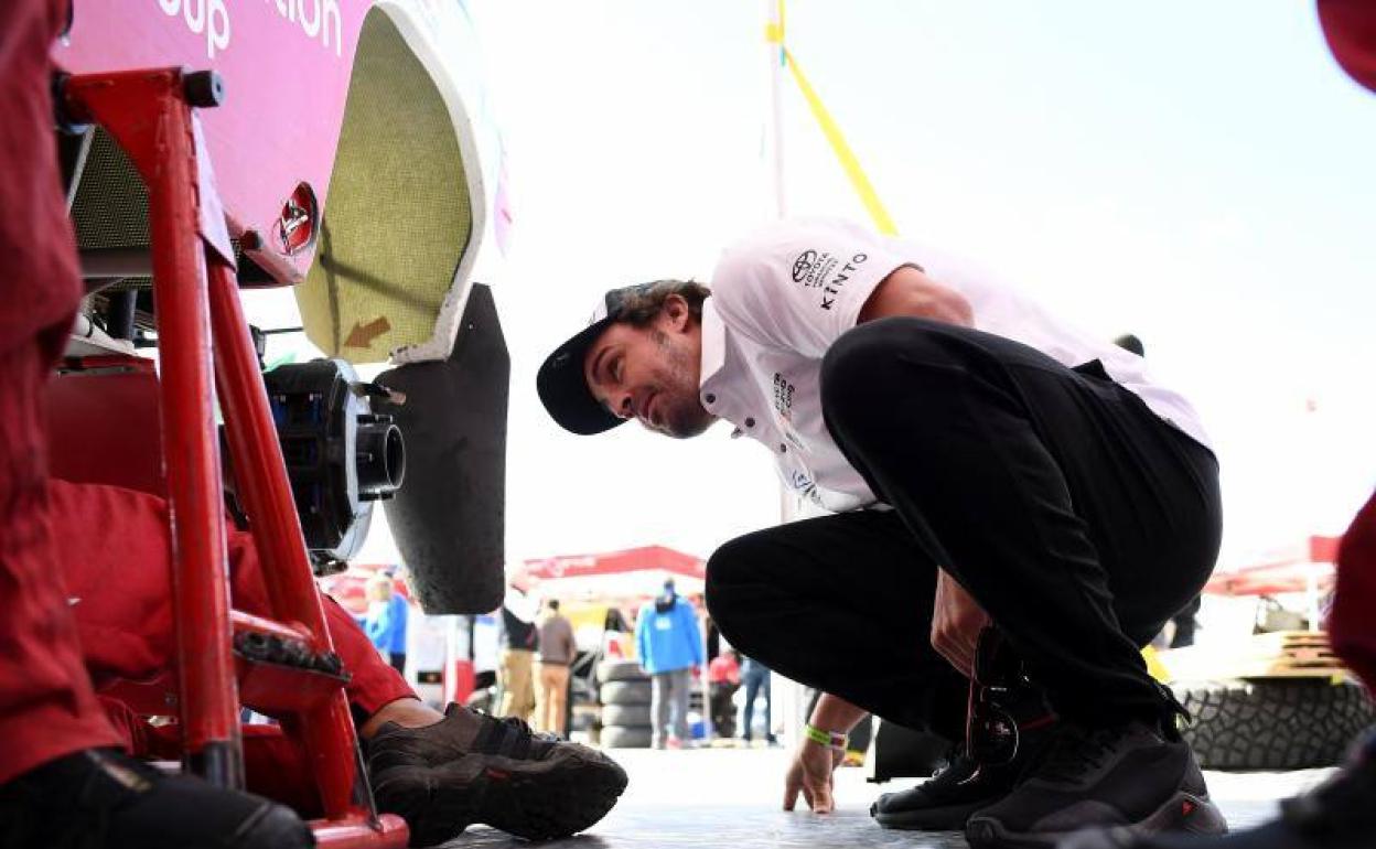 Fernando Alonso, comprobando su coche.