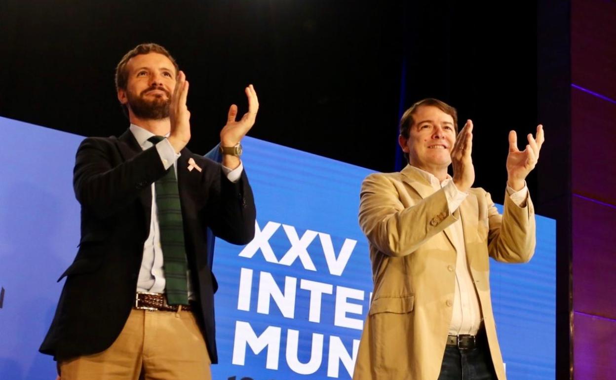 El presidente nacional del PP, Pablo Casado, y el presidente del PP en Castilla y León, Alfonso Fernández Mañueco, en la XXV Intermunicipal del Partido Popular