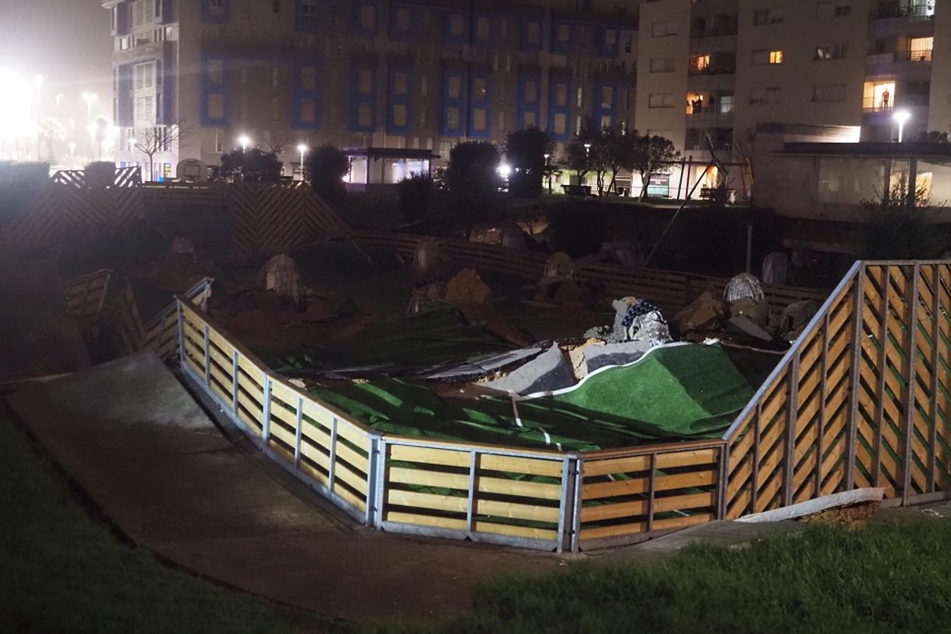 Así ha quedado el parque infantil que se encuentra sobre el parking tras el derrumbe.