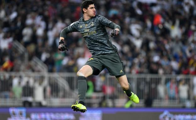 Courtois pasa de villano a héroe del supercampeón