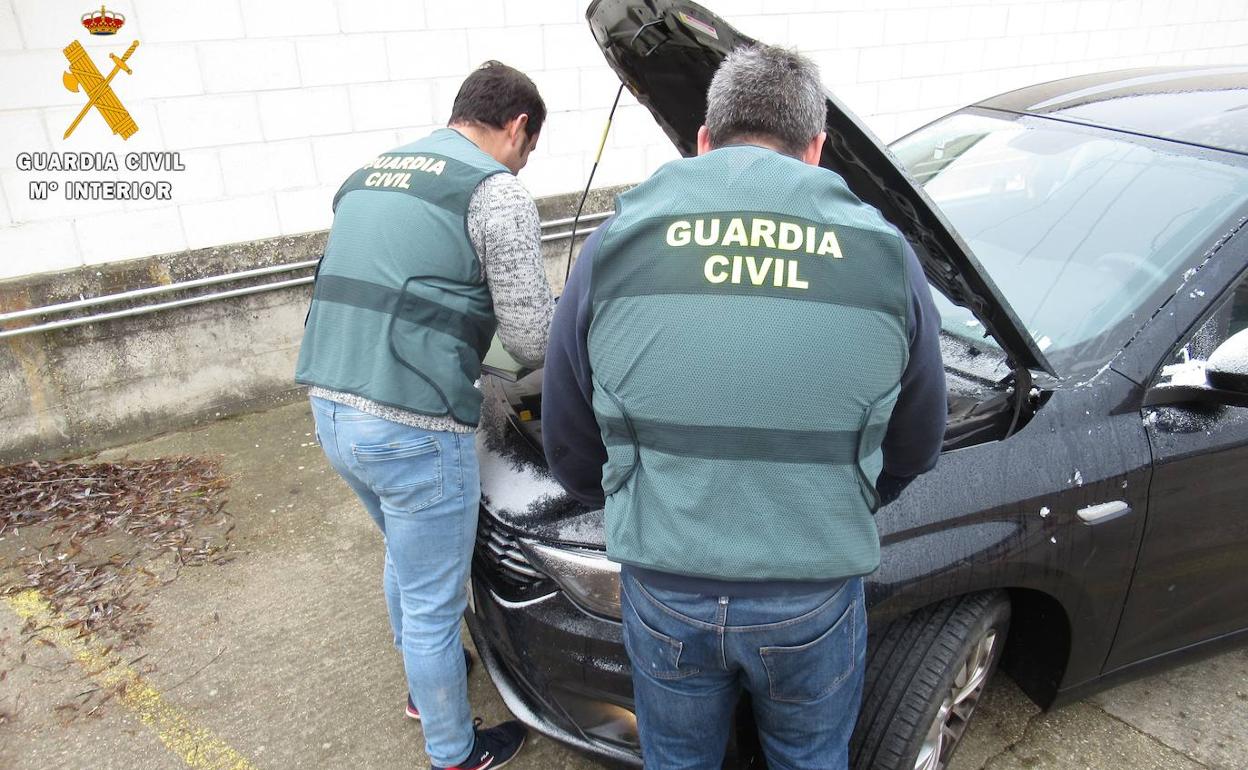 Imagen de la Guardia Civil cuando encontraron el vehículo. 