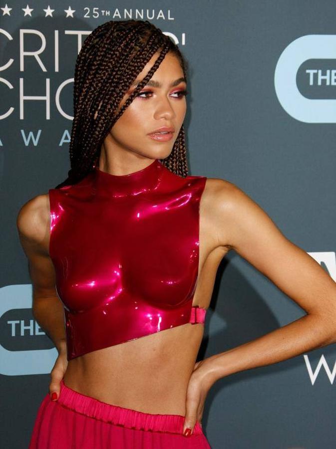 Zendaya con un cuerpo-escultura fucsia. 