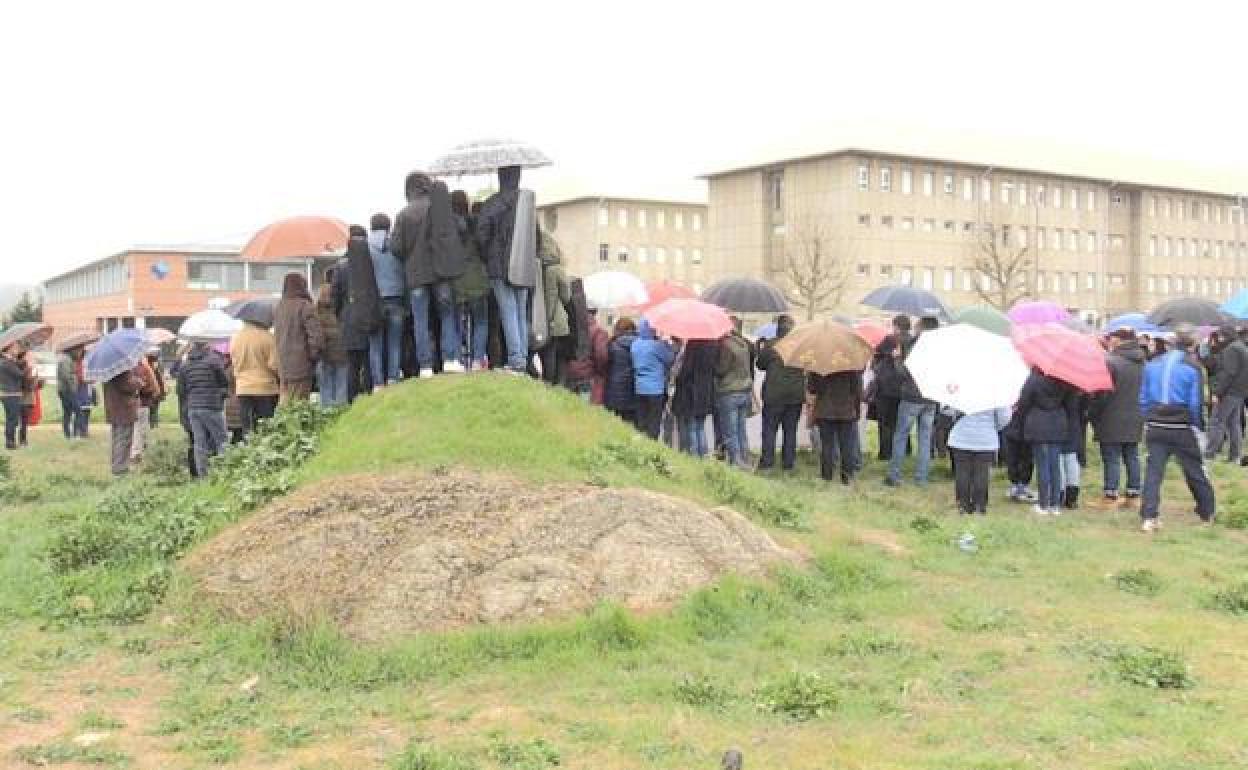 Concentración en la parcela donde se levantará el nuevo conservatorio. 