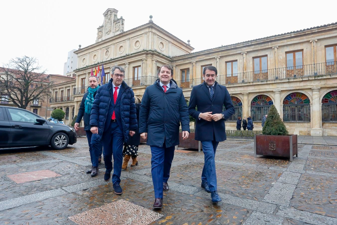 El presidente de la Junta de Castilla y León, Alfonso Fernández Mañueco, mantiene un encuentro con el presidente de la Diputación de León, Eduardo Morán.