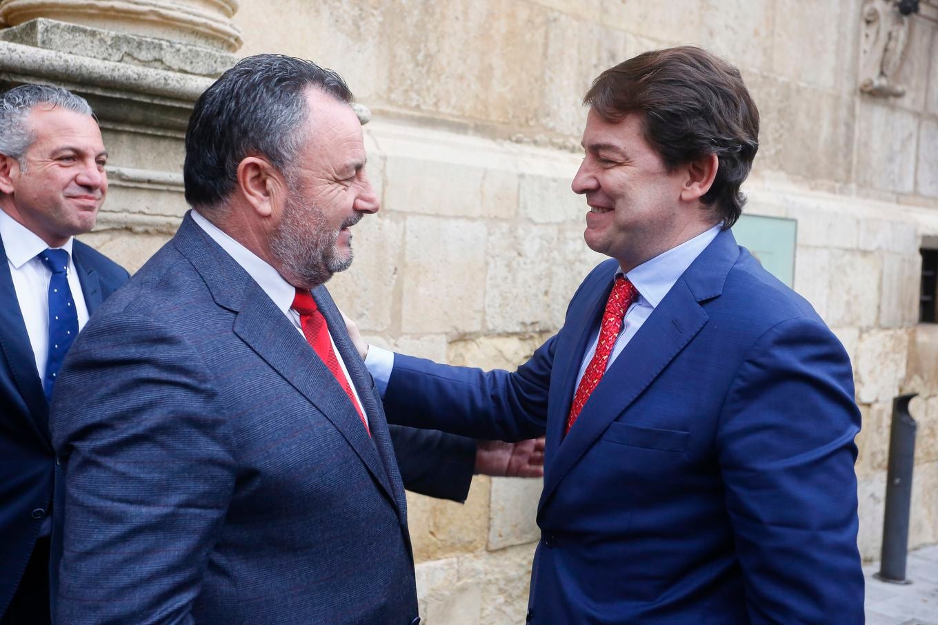 El presidente de la Junta de Castilla y León, Alfonso Fernández Mañueco, mantiene un encuentro con el presidente de la Diputación de León, Eduardo Morán.