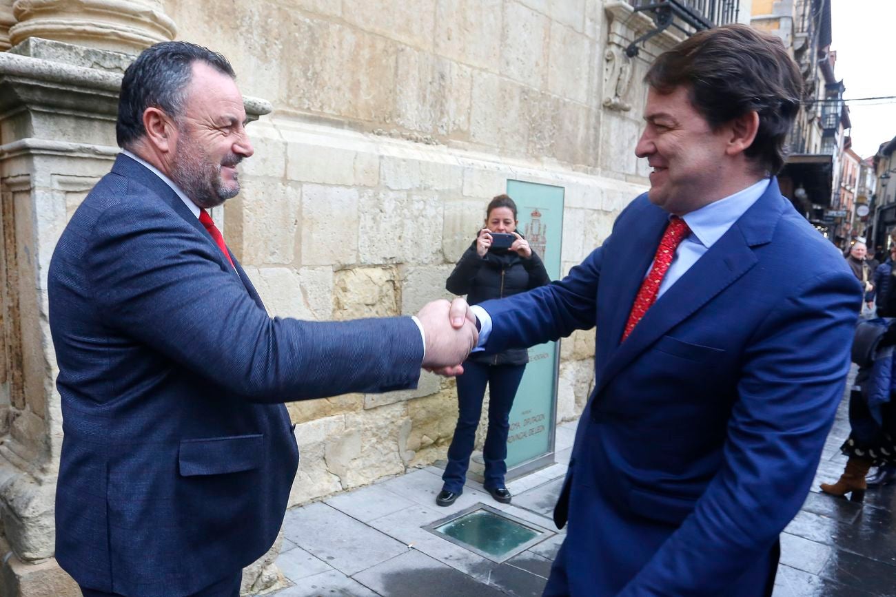 El presidente de la Junta de Castilla y León, Alfonso Fernández Mañueco, mantiene un encuentro con el presidente de la Diputación de León, Eduardo Morán.