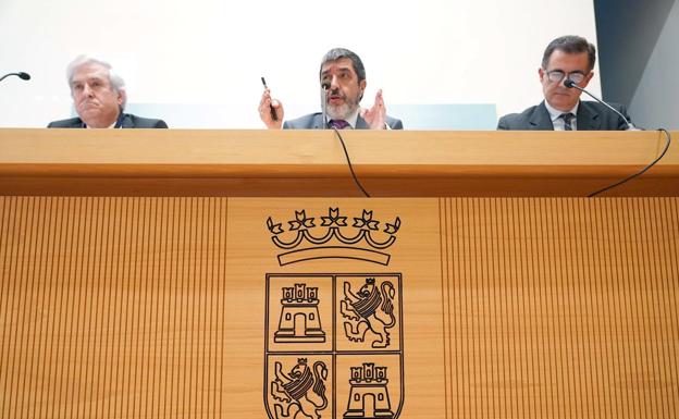 El gerente de Sacyl, Manuel Mitadiel, el director general de Planificación y Asistencia Sanitaria, Alfonso Montero, y el director general de Sistemas de Información, Calidad y Prestación Farmacéutica, José Ramón Garmendia, informan sobre listas de espera. 