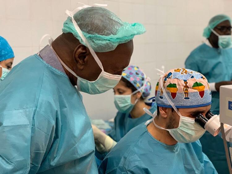 El médico del Hospital de León Jorge Sánchez Cañizal ha viajado a Senegal con la fundación Elena Barraquer con el nombre de la reconocida oftalgóloga lucha en los países en desarrollo por salvar a las personas de la ceguera.