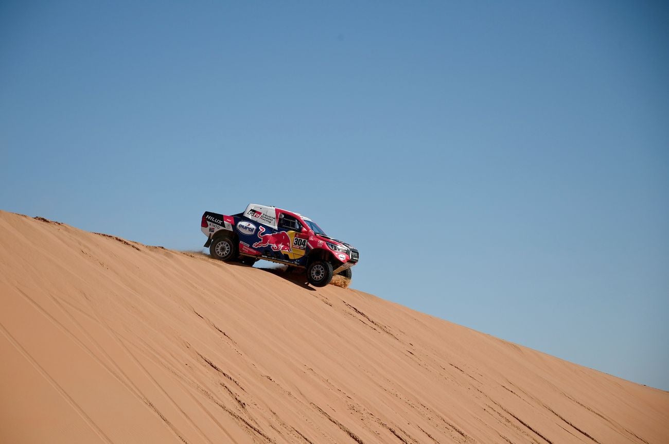 El piloto leonés Jesús Calleja, tras una extraordinaria etapa en el Dakar, se encuentra a un paso de alcanzar la línea de meta de la prueba más dura del mundo.