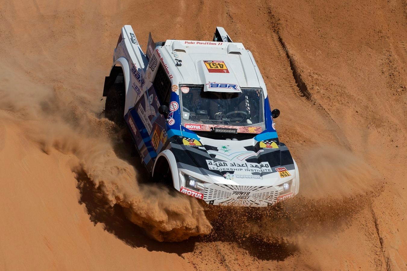 El piloto leonés Jesús Calleja, tras una extraordinaria etapa en el Dakar, se encuentra a un paso de alcanzar la línea de meta de la prueba más dura del mundo.