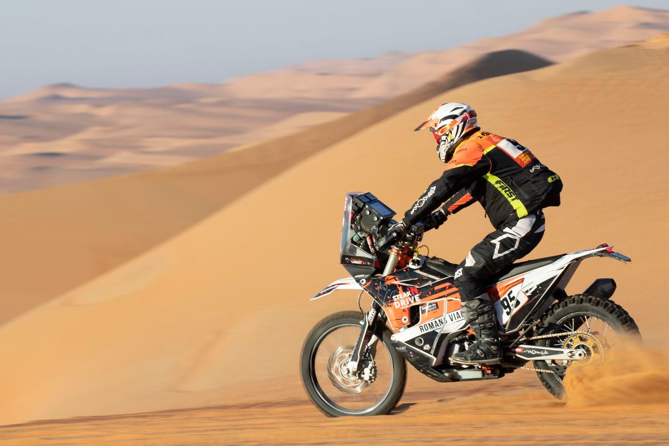 El piloto leonés Jesús Calleja, tras una extraordinaria etapa en el Dakar, se encuentra a un paso de alcanzar la línea de meta de la prueba más dura del mundo.