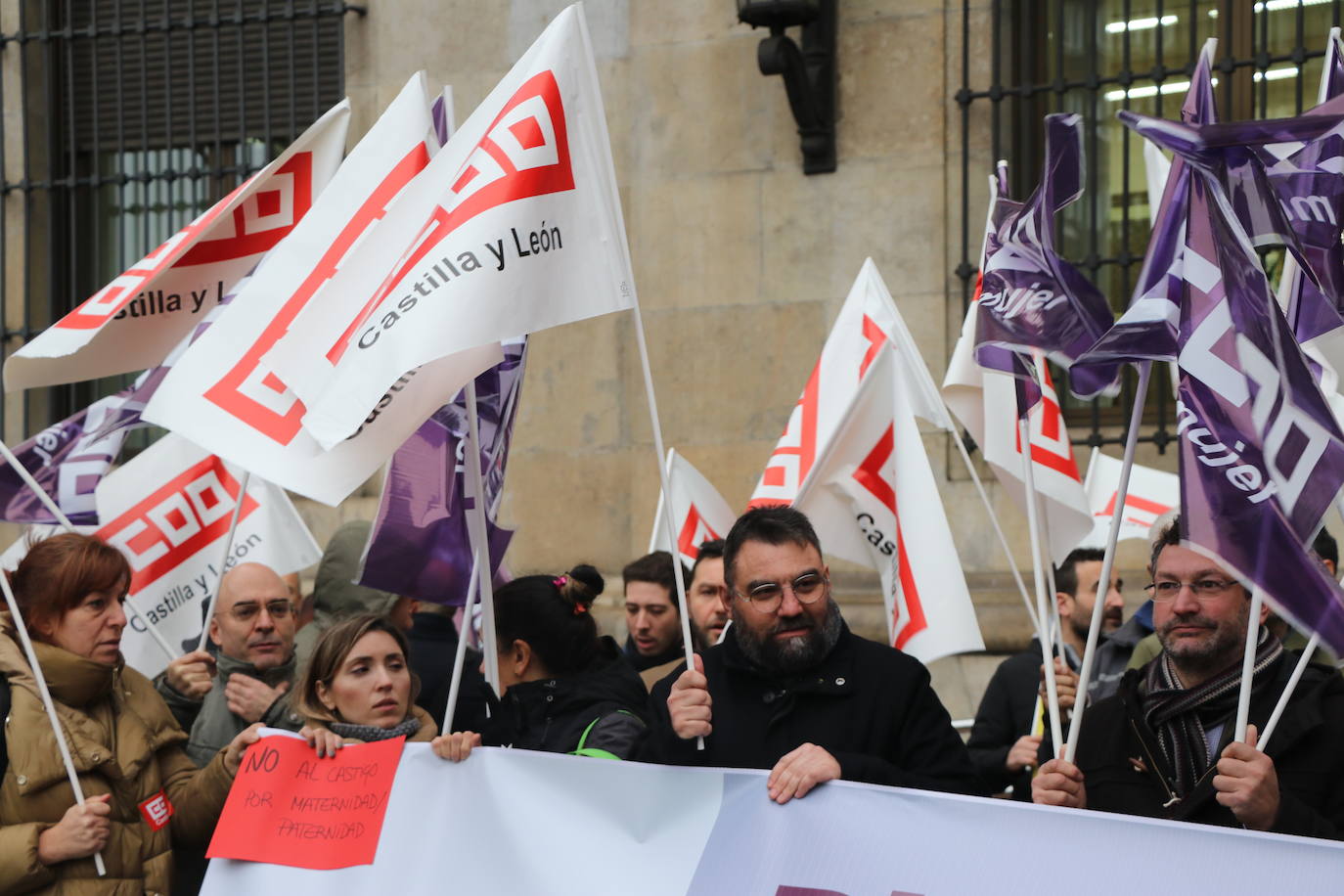 La Subdelegación del Gobierno acoge una protesta para exigir el desarrollo de planes de igualdad en empresas y sector público