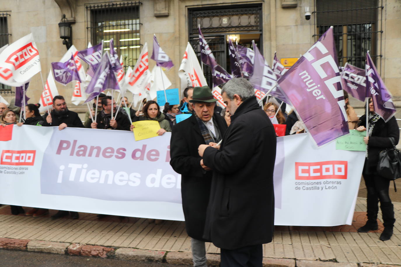 La Subdelegación del Gobierno acoge una protesta para exigir el desarrollo de planes de igualdad en empresas y sector público